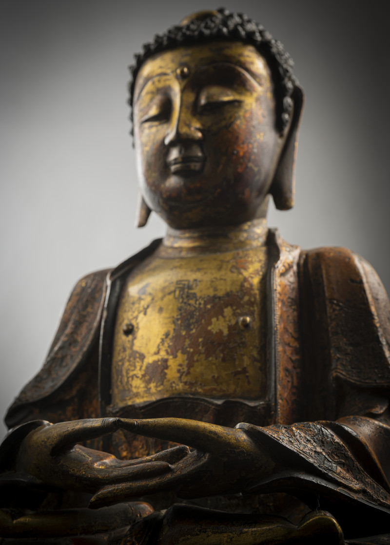 A GILT- AND RED-LACQUERED BRONZE FIGURE OF BUDDHA SHAKYAMUNI - 图5