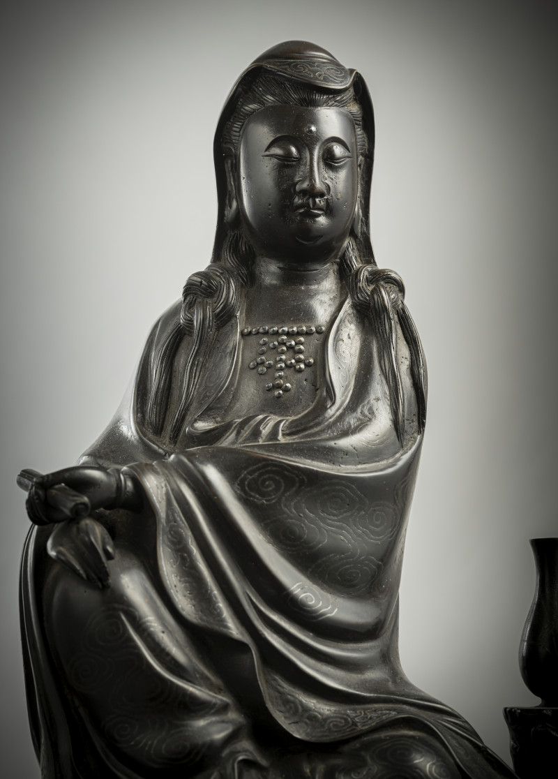 A FINE SILVER-INLAID BRONZE FIGURE OF GUANYIN - 图4