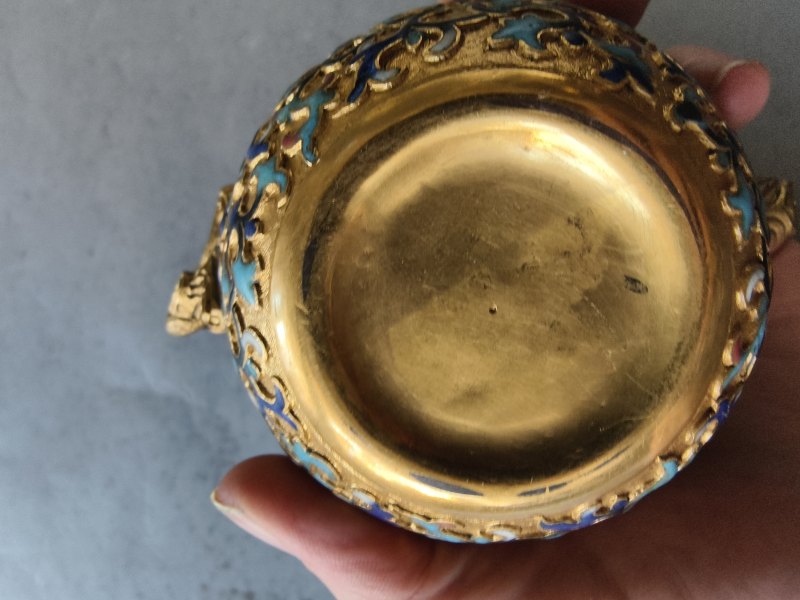 A fine gilt-bronze wine or teapot with champlevé decoration of lotus and foliage, the cover with a squirrel as knob - 图16