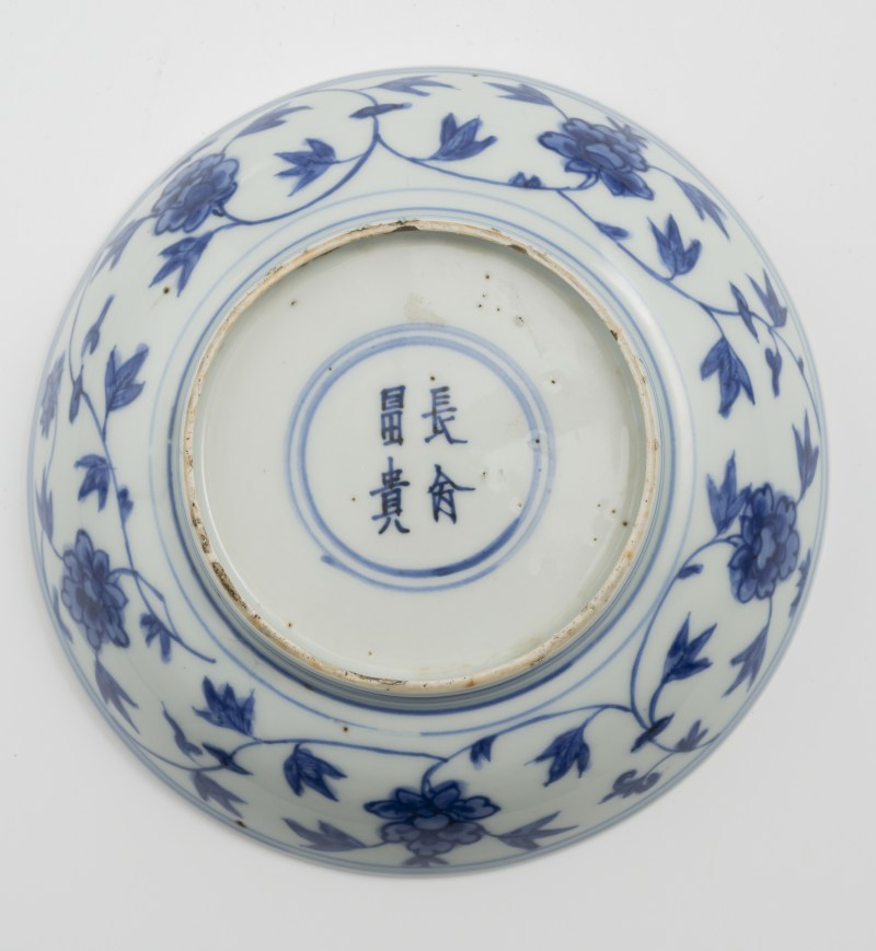 A blue and white porcelain round bowl with crane and deer decoration on a fence - 图3