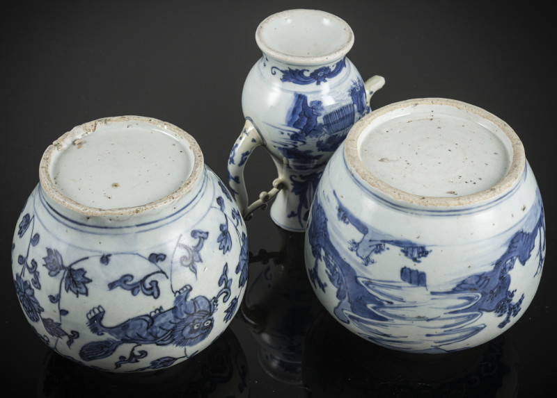 Two porcelain jars and a ewer with underglaze blue decoration - 图4