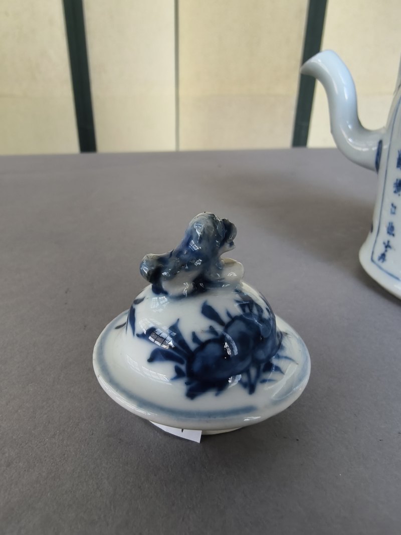 Underglaze blue teapot and cover with a bow handle with figure decoration in a boat and poem inscription - 图5