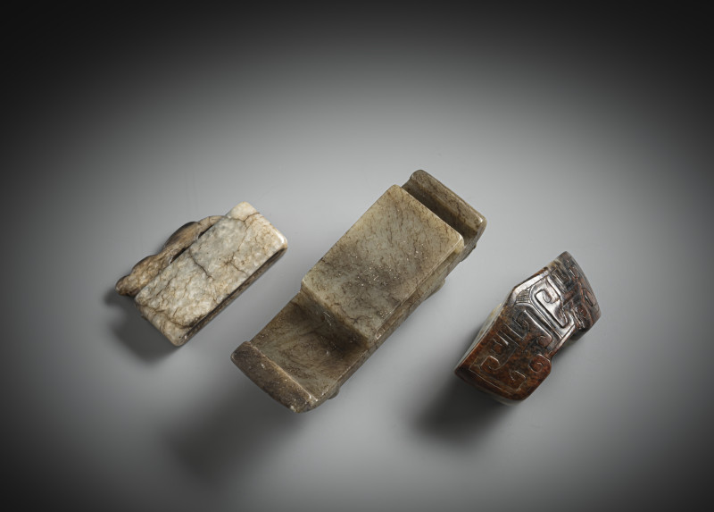 Two sword slides and a belt buckle made of jade, each with chilong in relief - 图2