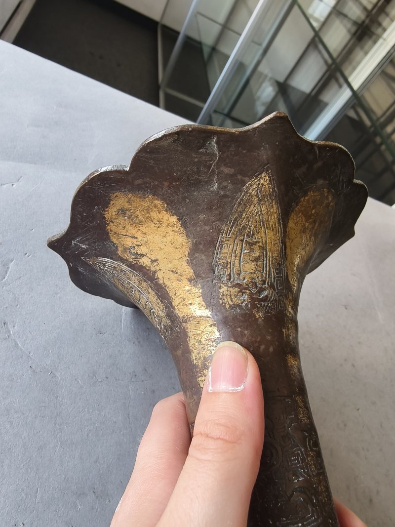 A bronze censer and a part-gilt 'gu'-shaped bronze vase - 图5