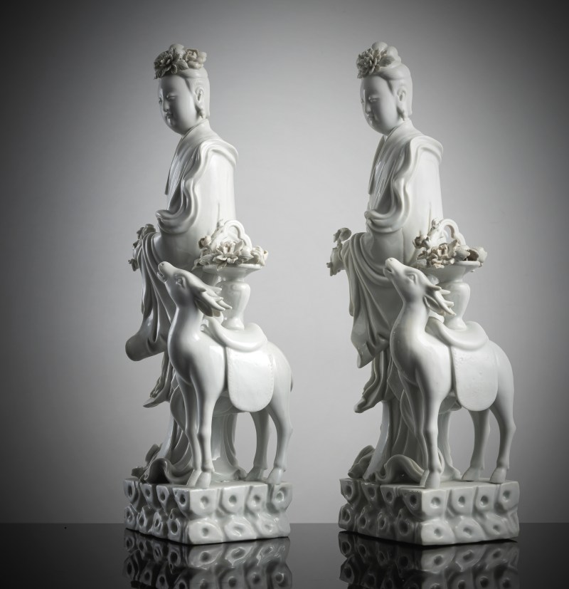 A pair of exquisite Dehua figurines depicting Magu with a deer, standing on a cloud-shaped pedestal with a basket of flowers - 图2