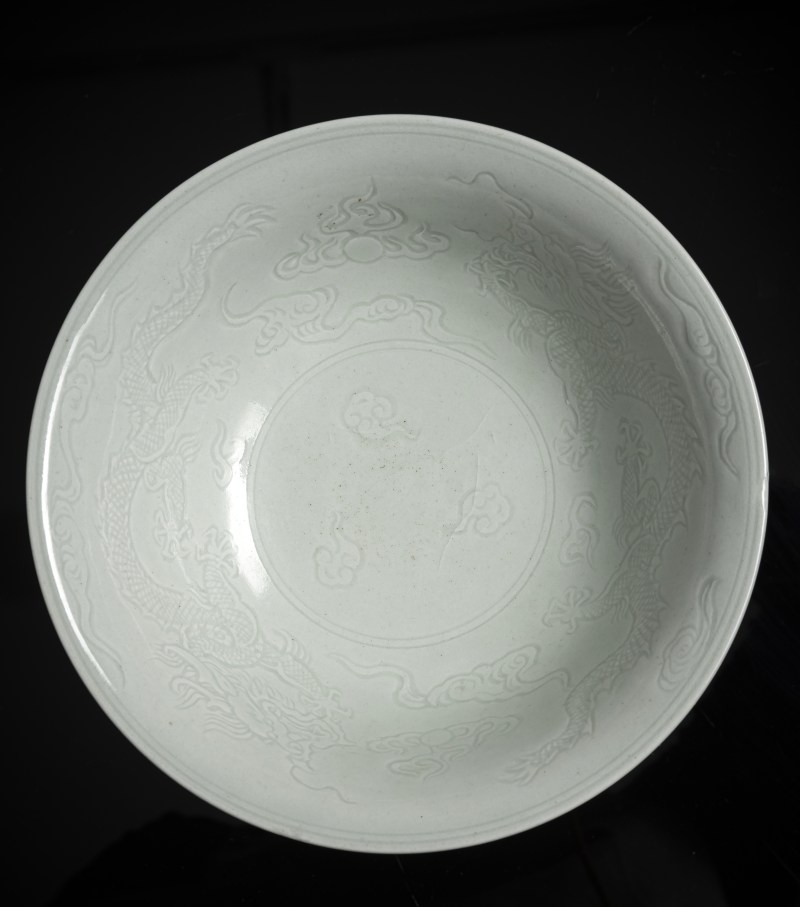 A copper-red glazed porcelain 'stemcup' with anhua decoration of dragons inside - 图3