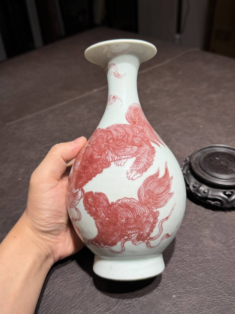 清道光 釉里红太狮少狮玉壶春瓶（配木座、老盒） - 图9