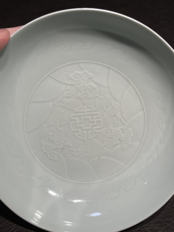清雍正 粉青釉暗刻“福海拱寿”纹盘 - 图9