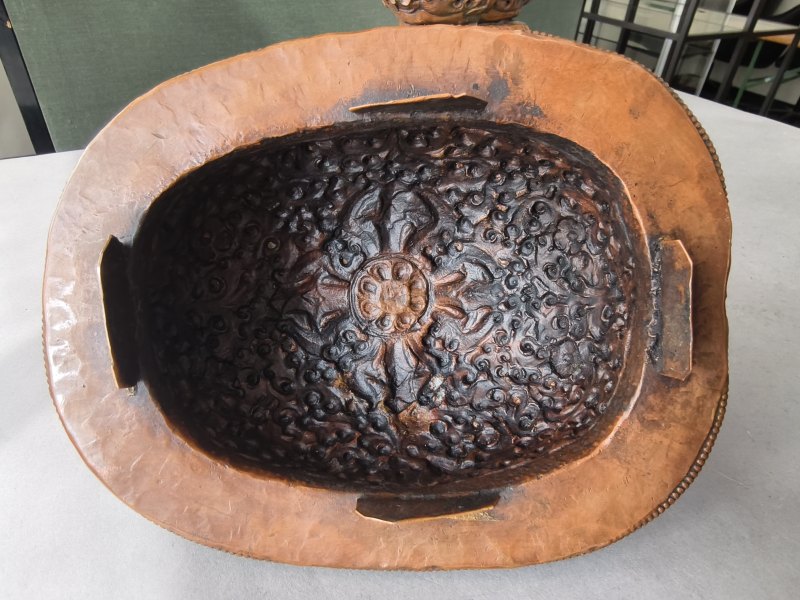 A COPPER EMBOSSED KAPALA WITH COVER ON STAND - 图22