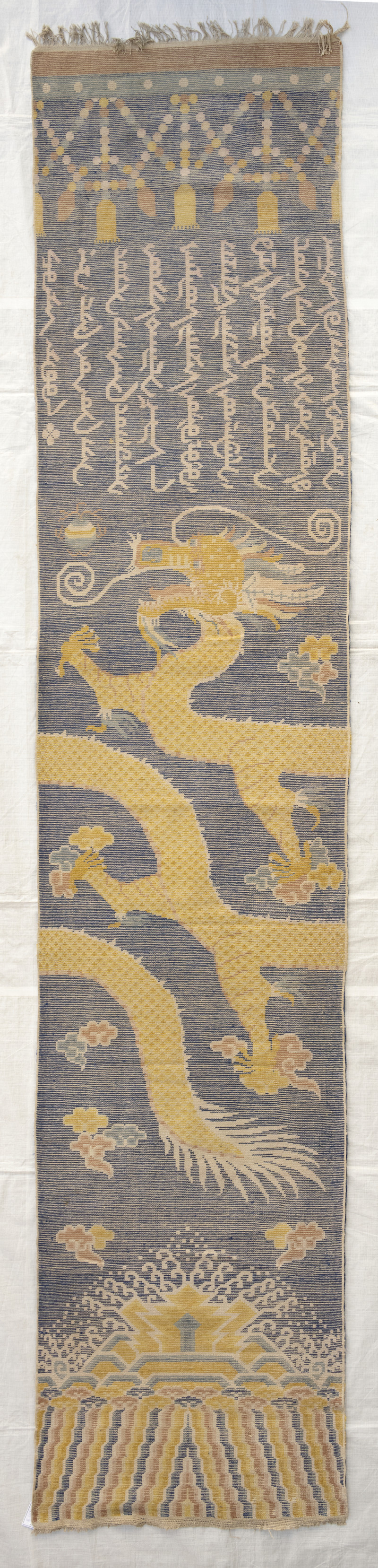 An unusual pair of pillar rugs - 图7