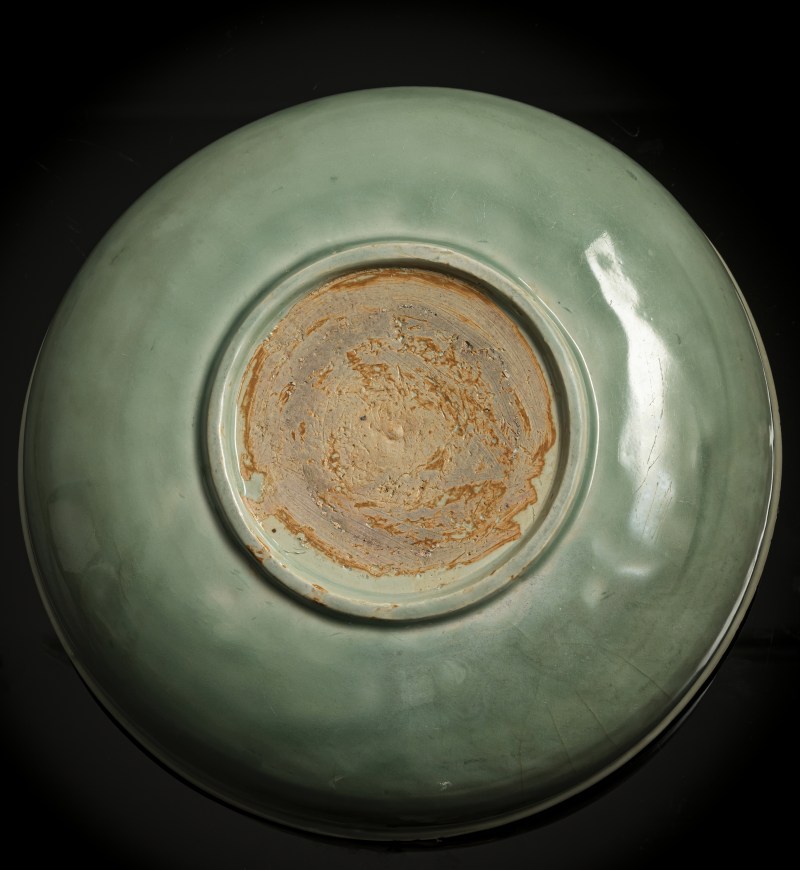 A RARE DEEP CELADON BOWL WITH A SINGLE PEONY BLOSSOM - 图4