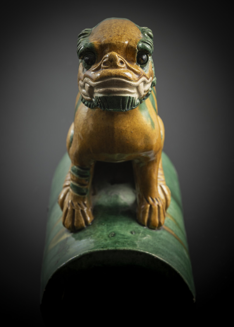 A 'sancai' glazed ceramic roof tile in the shape of a fo lion - 图3