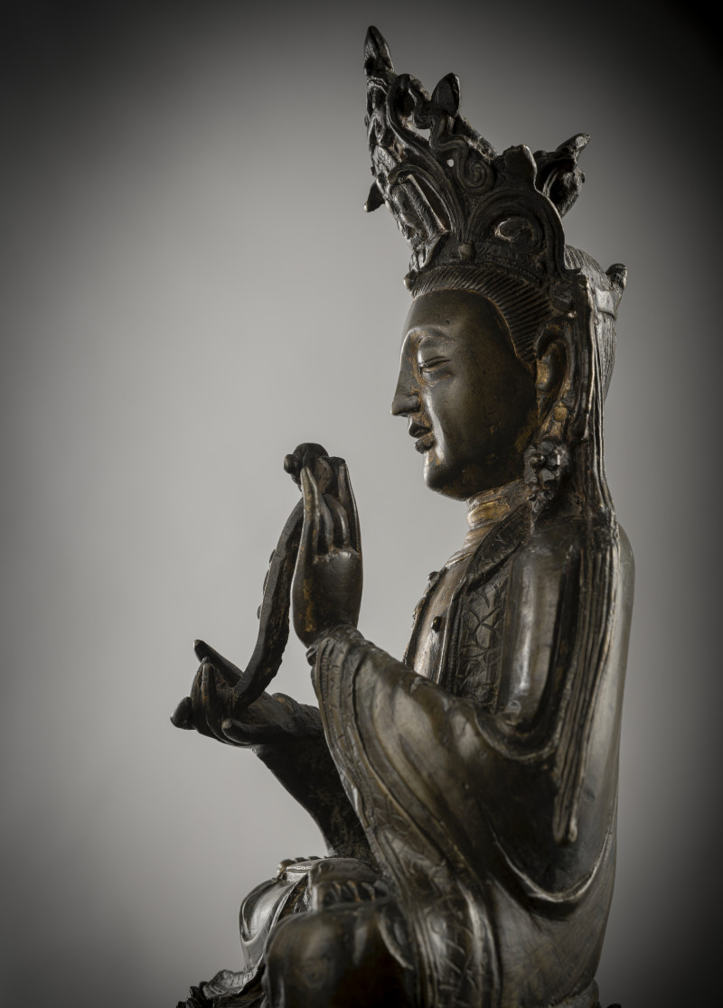 A bronze model of Guanyin on a lotus, holding a sceptre in his hands - 图3