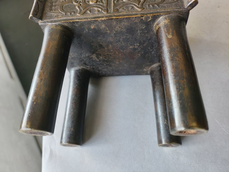 A bronze incense burner in the shape of the 'fang ding' food vessel in archaic style - 图5
