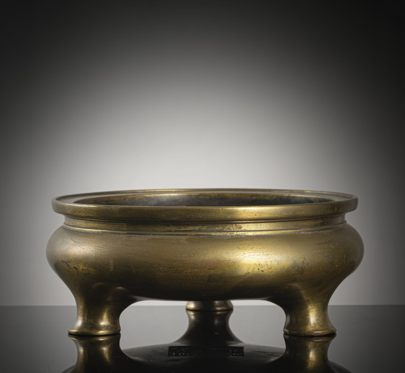 A flat heavy cast incense burner made of gold-coloured bronze on three short feet - 图2