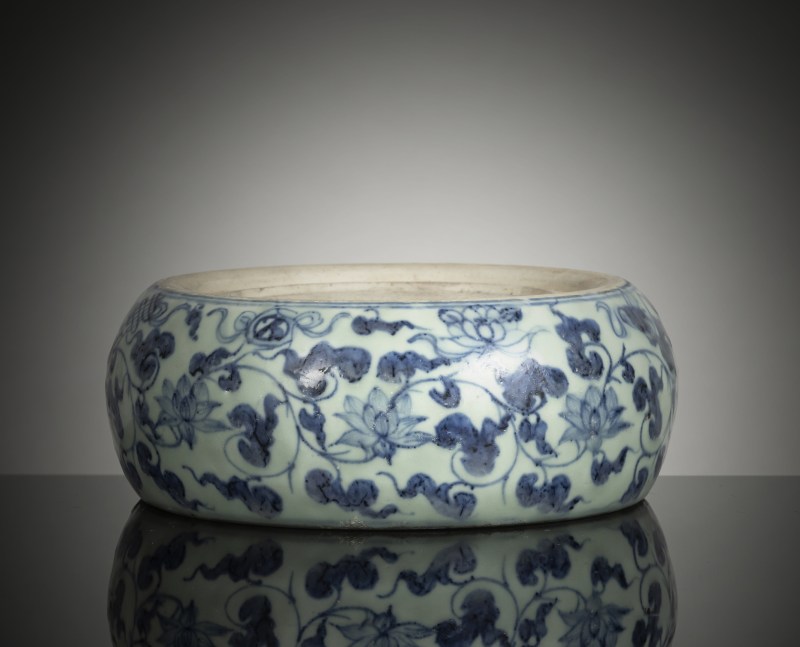 A porcelain inkstone with underglaze-blue decoration of lotus and foliage with Daoist treasures - 图3