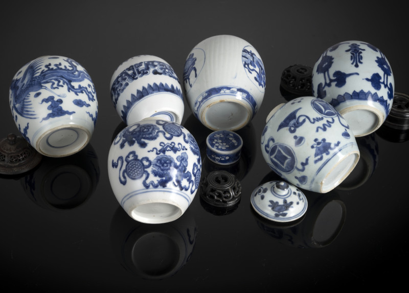 A group of six jars with underglaze blue decoration, some with wooden covers - 图3