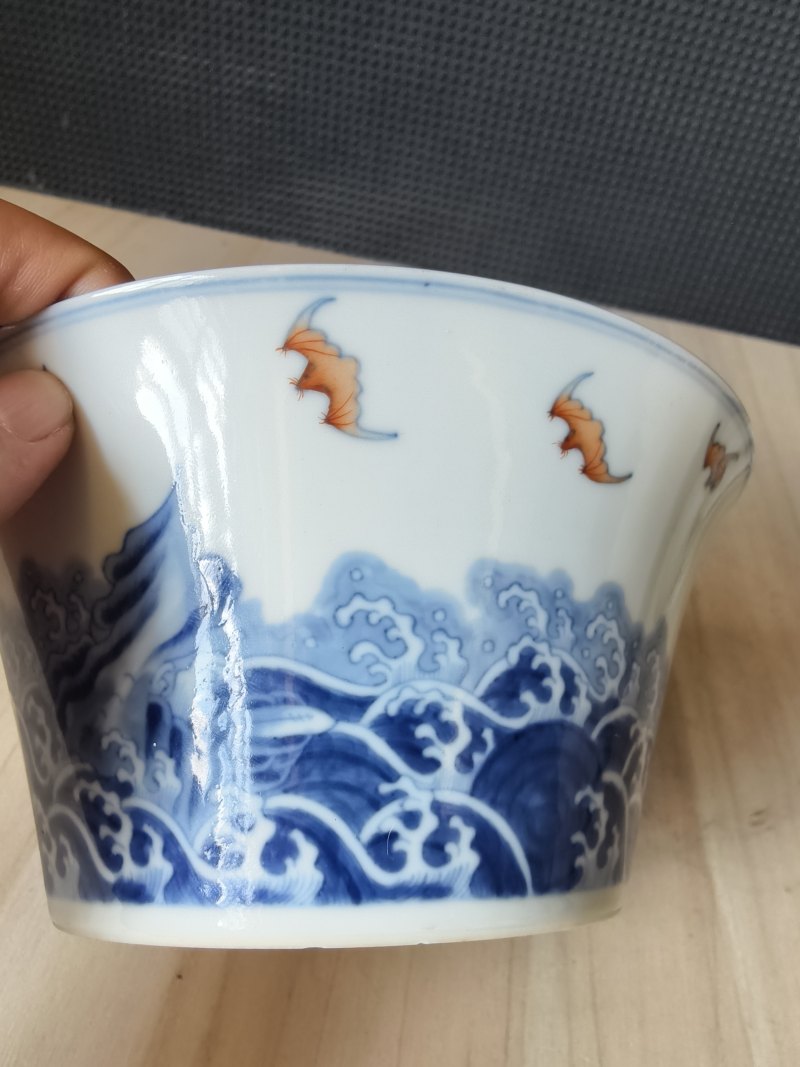 A 'doucai' porcelain waves and bats bowl - 图5