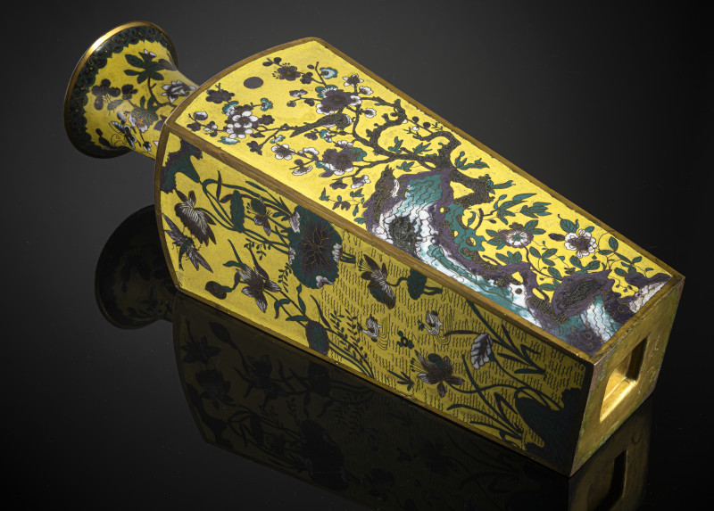 A rare 'Famille jaune' cloisonné vase after a Kangxi model in cloisonné, partially fire-gilt - 图3
