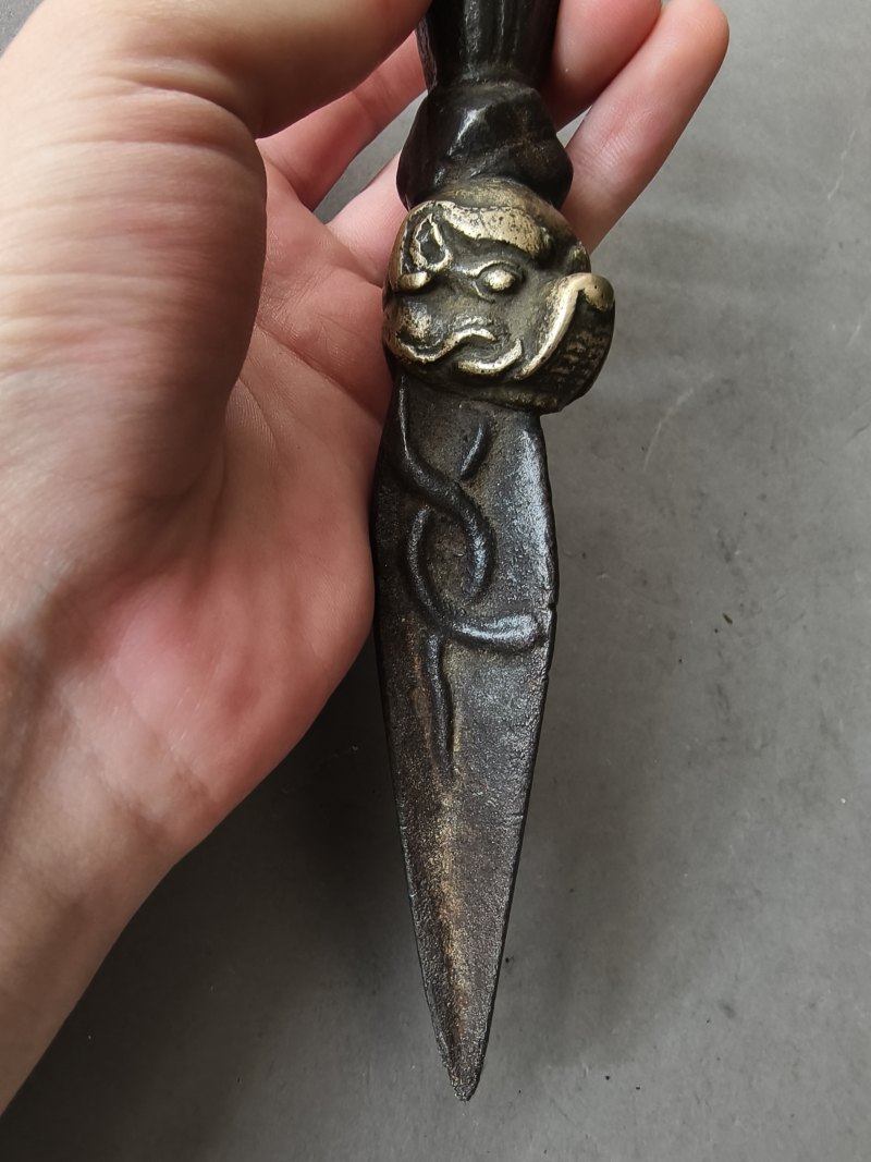 A metal bell (ghanta) and a phurbu - 图6