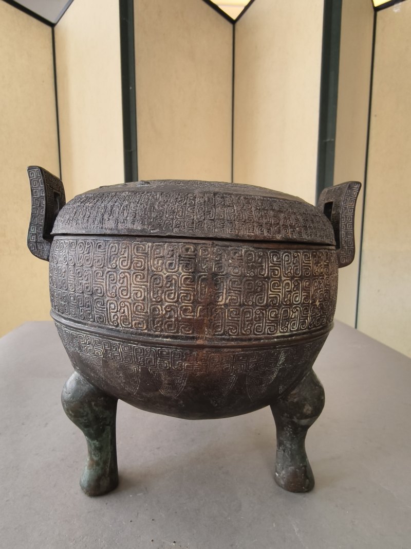 Three-legged bronze food vessel "ding" type - 图15