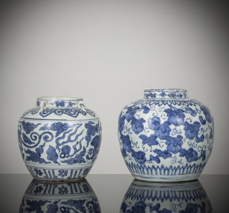 Two jars decorated with dragons or melons in underglaze blue with wooden covers - 图2