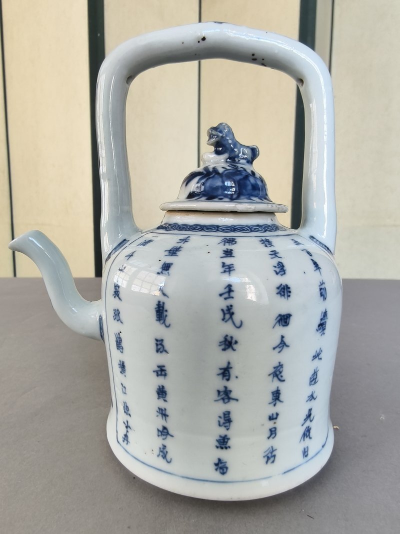 Underglaze blue teapot and cover with a bow handle with figure decoration in a boat and poem inscription - 图15