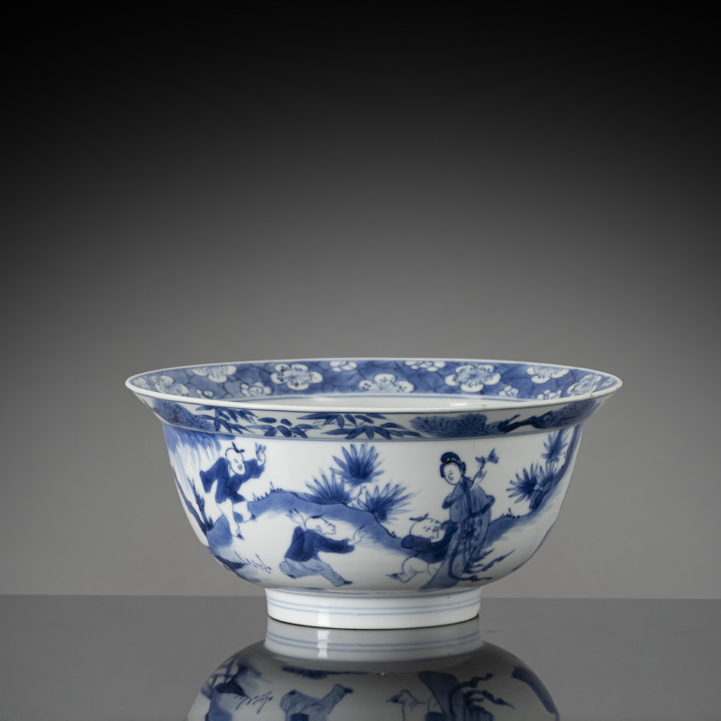 A blue and white porcelain bowl with decoration of ladies and boys in a garden landscape - 图2