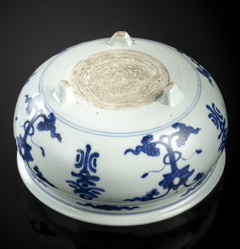 A porcelain censer on three short feet with underglaze blue decoration of lotus, foliage and 'shou' characters - 图4