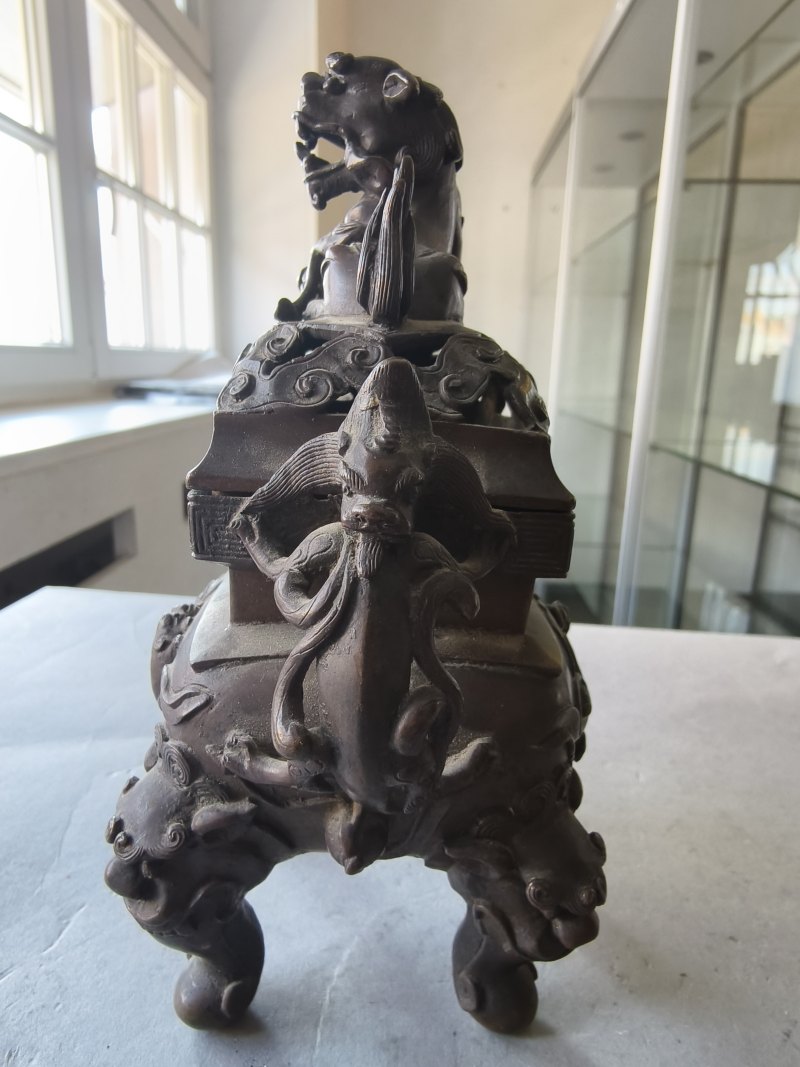 A bronze censer and a part-gilt 'gu'-shaped bronze vase - 图13