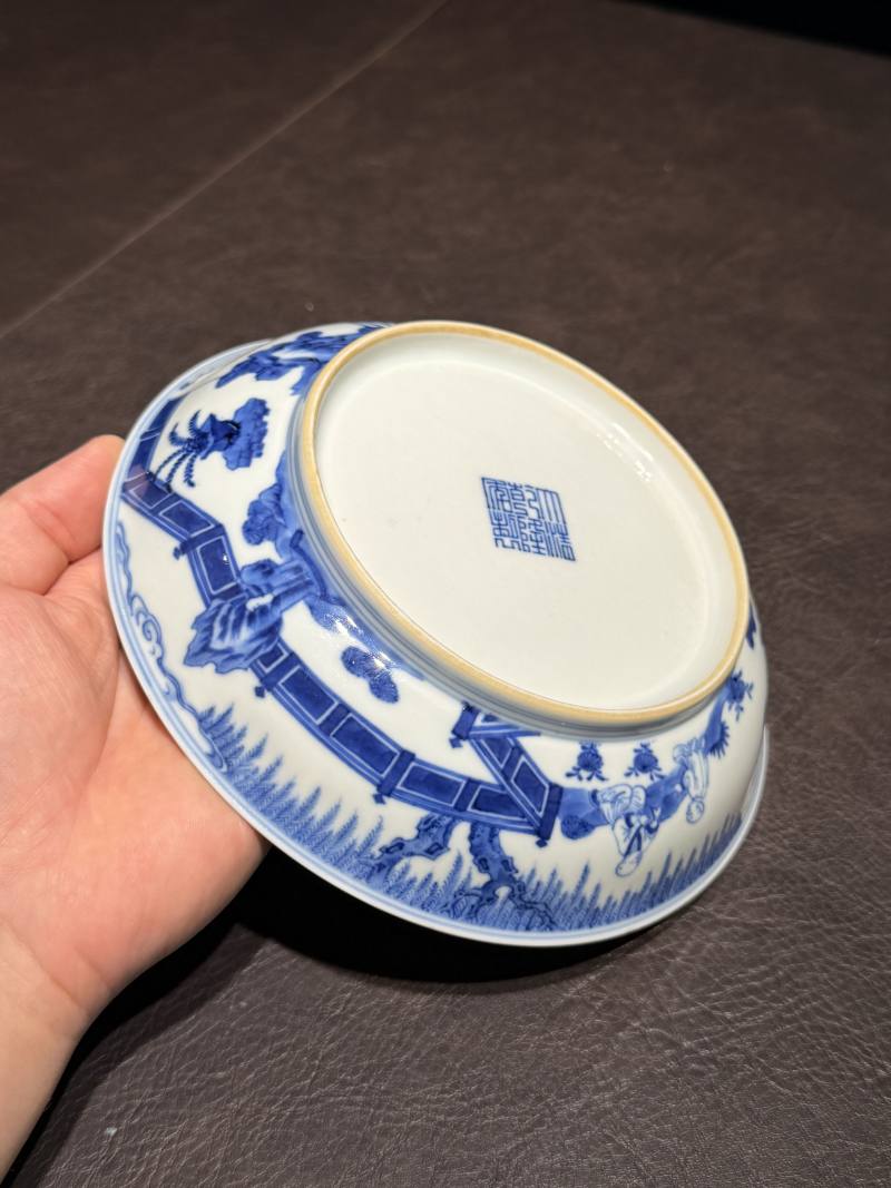 清乾隆 仿宣德青花庭院仕女纹盘 - 图12