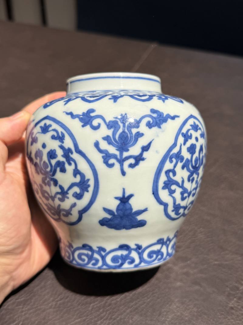 明嘉靖 仿成化青花折枝莲纹罐 - 图4