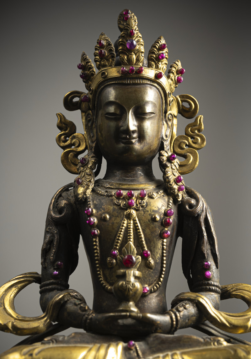 A part-gilt copper repoussé figure of Amitayus with glass and stone inlays - 图4