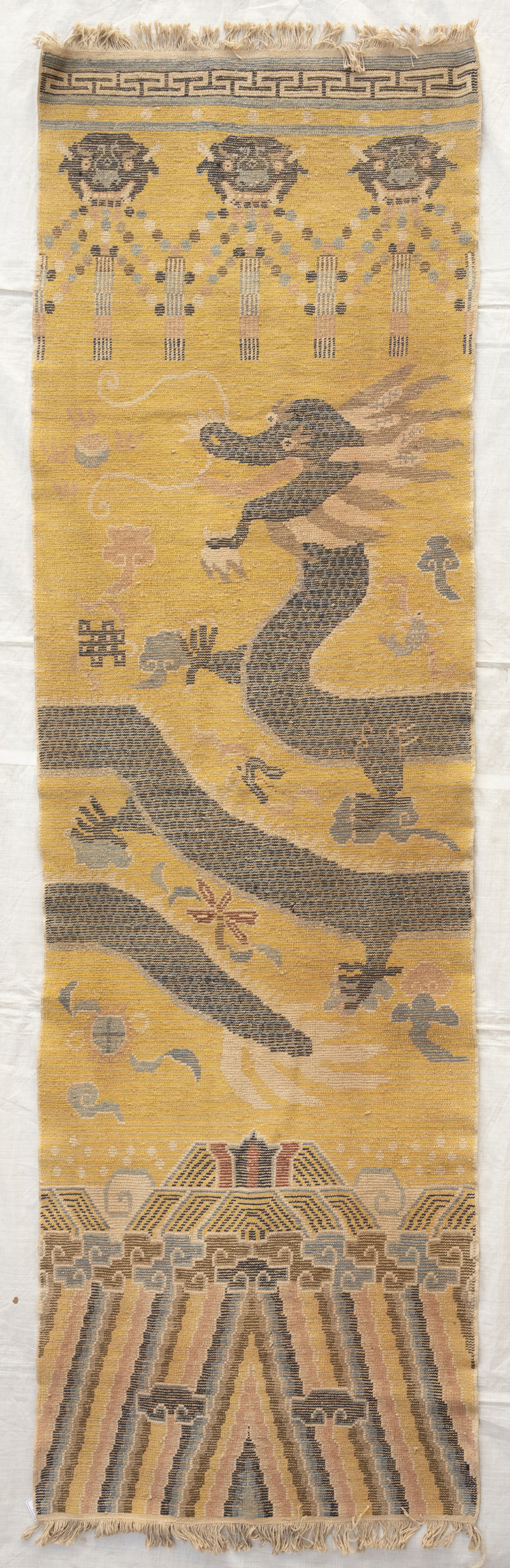 Column carpet, yellow ground, dragon and three demon heads - 图6