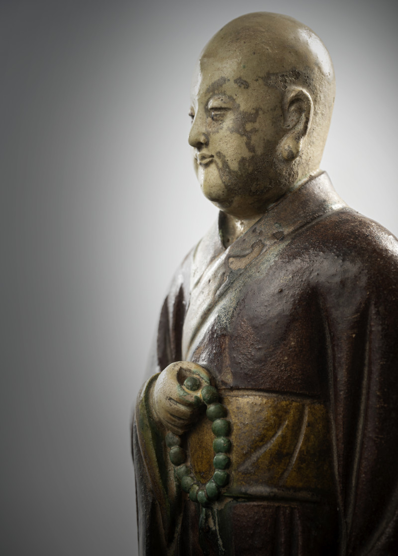 A ceramic figure of a standing monk - 图5