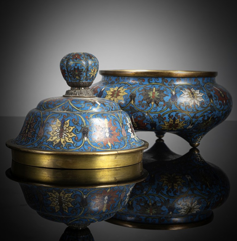 A good Cloisonné incense burner and cover, partially fire-gilt on a wooden stand - 图3