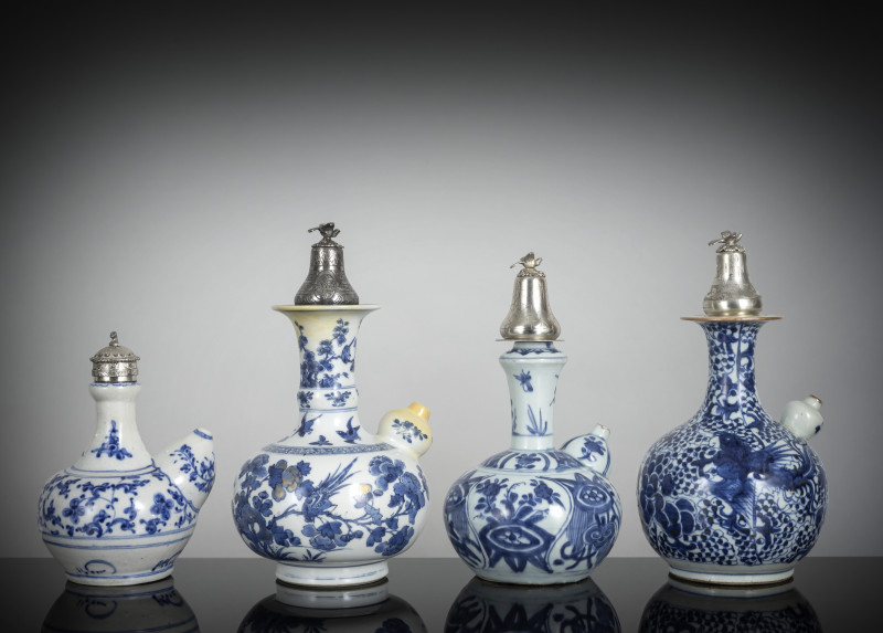 Four porcelain kendi decorated in underglaze blue, all with silver/metal lids - 图2