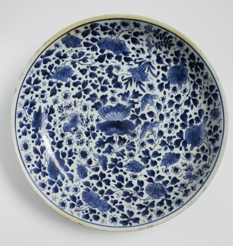Six large porcelain round plates decorated in underglaze blue - 图8