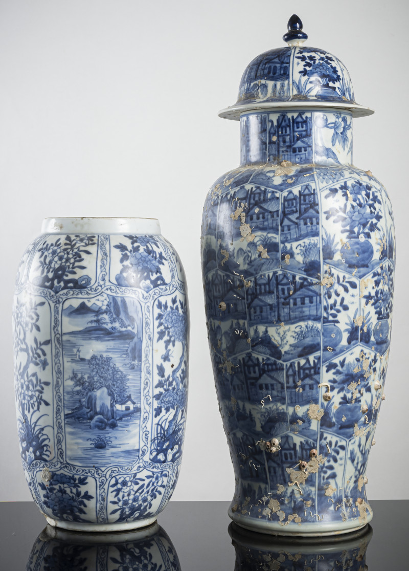 A large lidded blue and white porcelain vase and a smaller vase - 图2