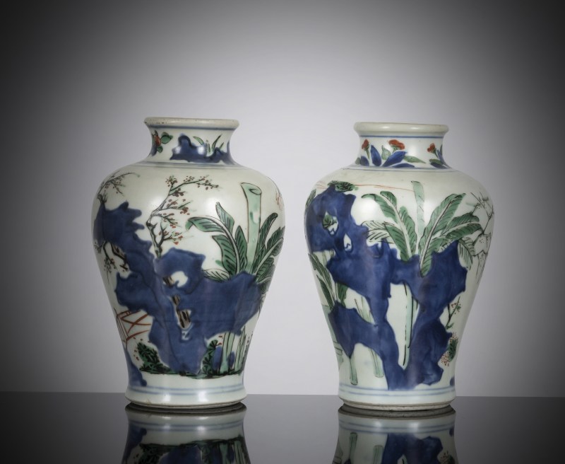 A pair of 'wucai' porcelain shoulder vases with figural decoration - 图3
