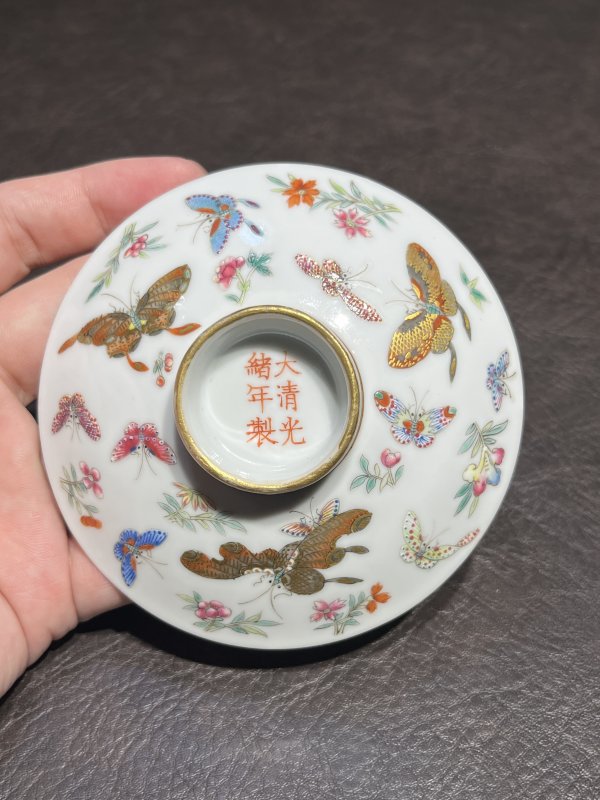 清光绪 粉彩描金百蝶盖碗一对 - 图8