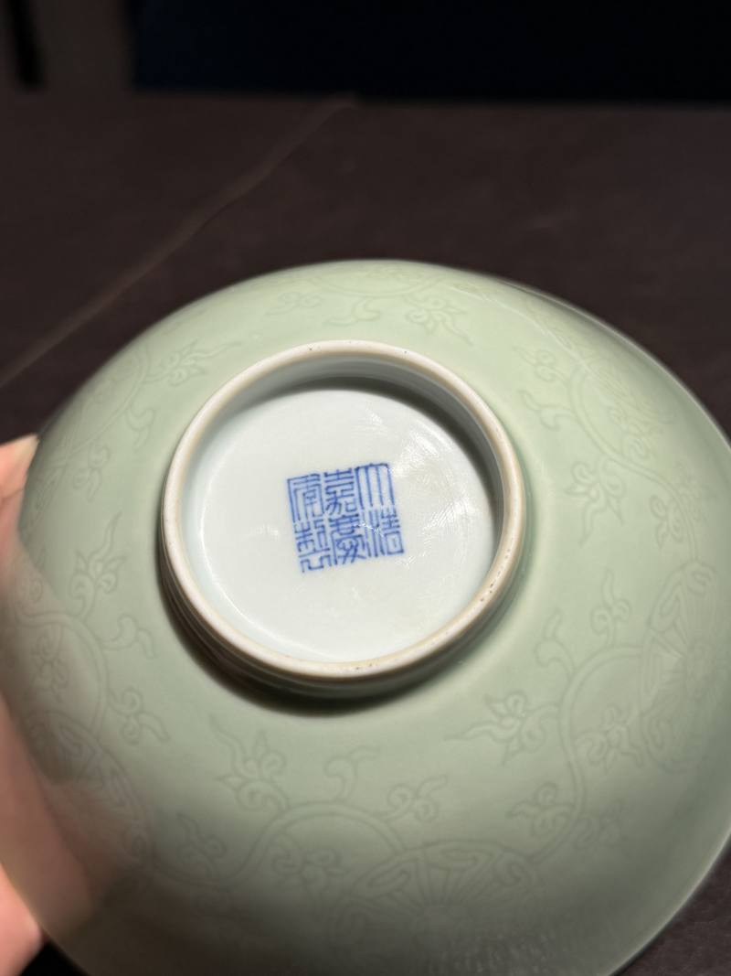 清嘉庆 青釉暗刻皮球花卉纹碗 - 图12