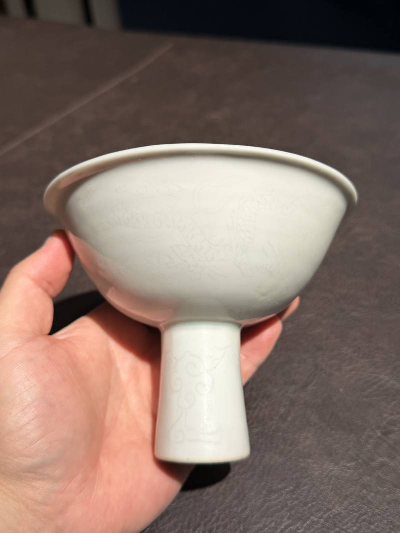 明嘉靖 白釉暗刻龙纹高足杯 - 图7