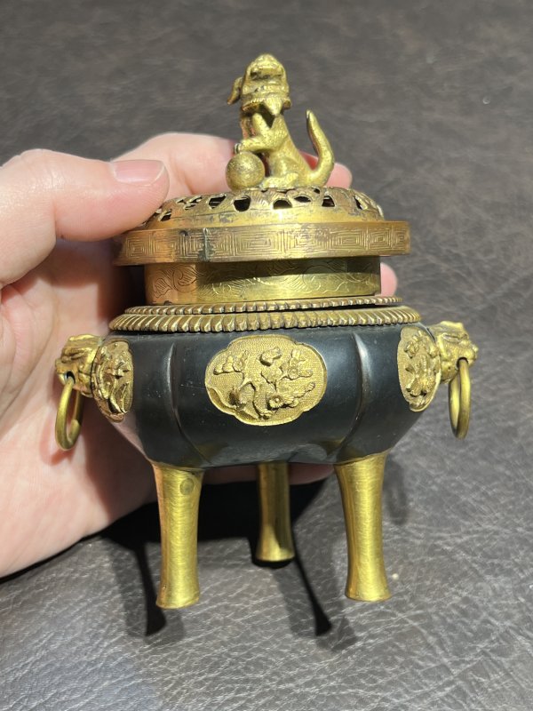 清乾隆 造办处乌铜鎏金錾花双耳狮钮三足炉 - 图4