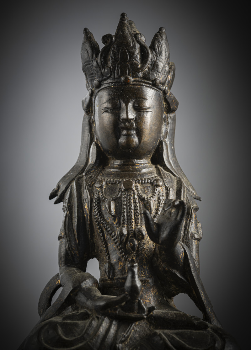A bronze figure of Guanyin on a throne - 图3