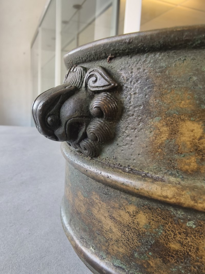 A cylindrical bronze incense burner in the shape of a cylindrical 'Lian' with relief burrs and mask handles on the sides - 图15