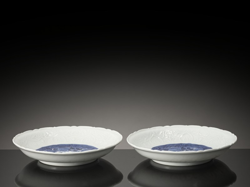 A PAIR OF BLUE AND WHITE PORCELAIN ‘GRASSHOPPER’ DISHES - 图2
