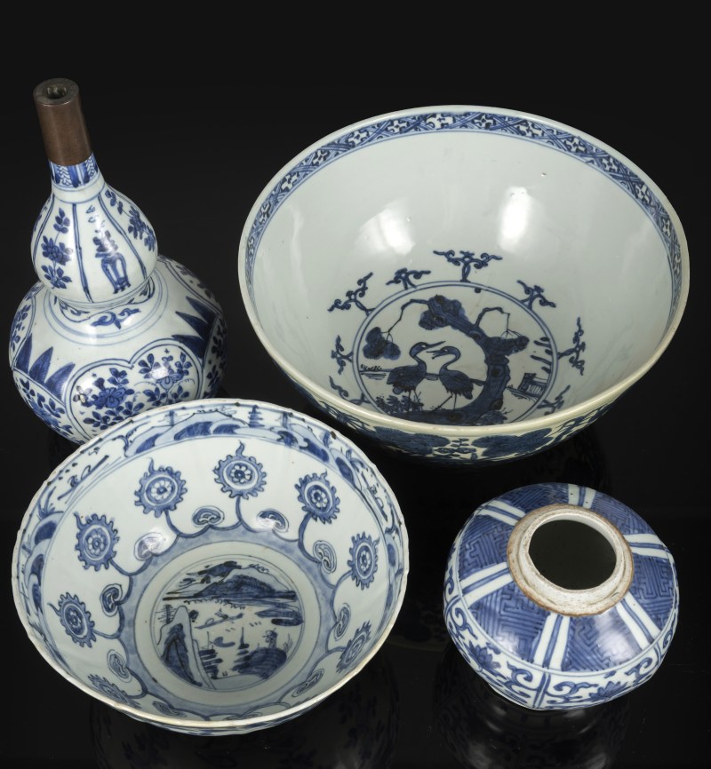 Two bowls, a vase and a jar, all with underglaze blue decoration - 图3