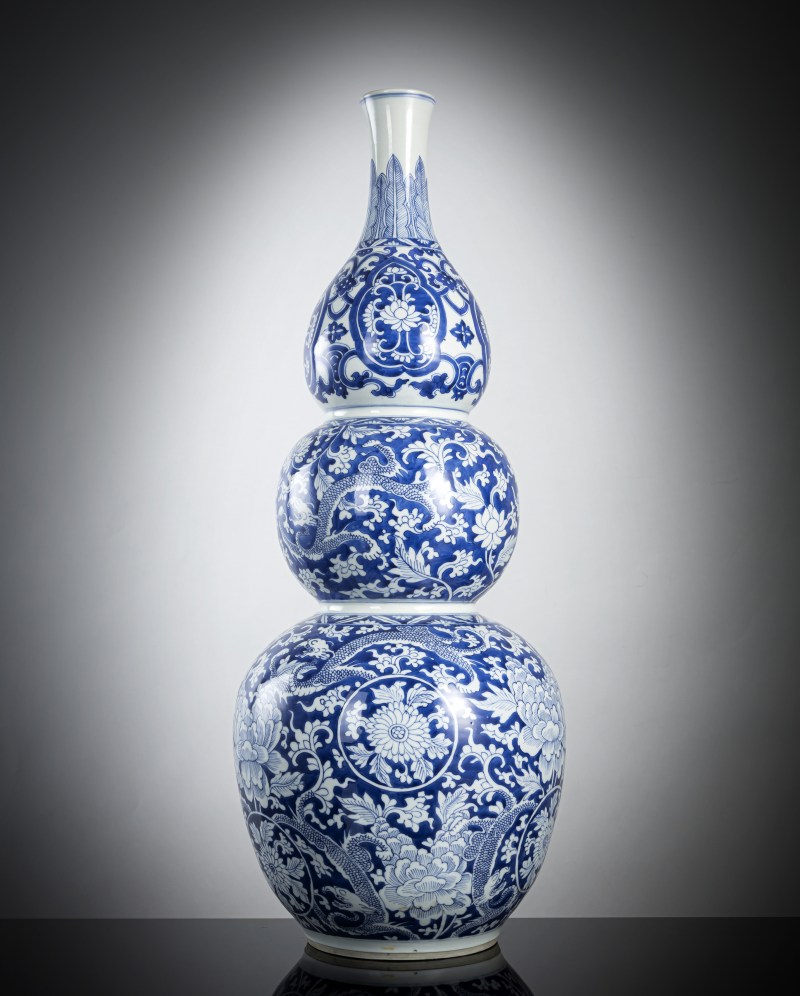 A large and rare 'triple gourd' porcelain vase with underglaze blue dragon decoration