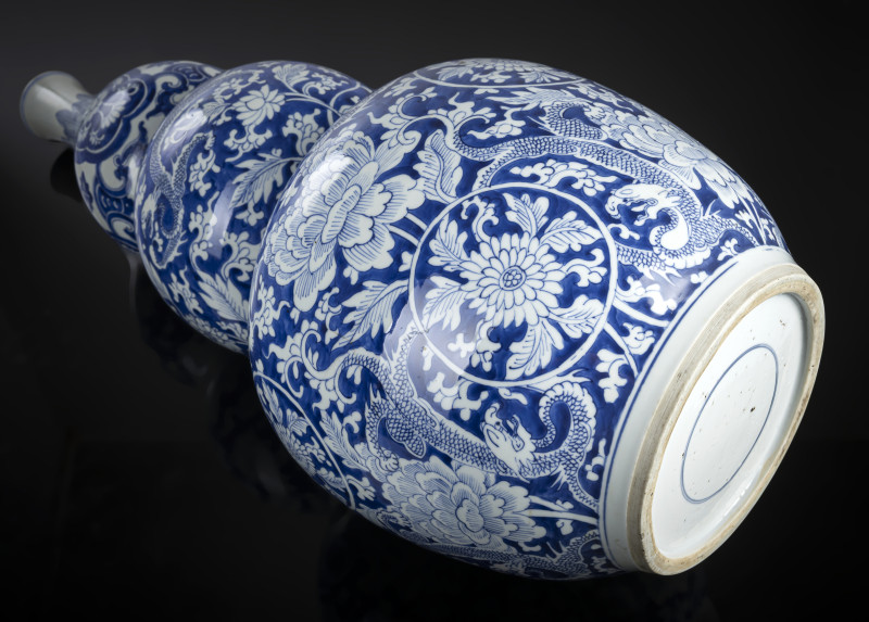 A large and rare 'triple gourd' porcelain vase with underglaze blue dragon decoration - 图8